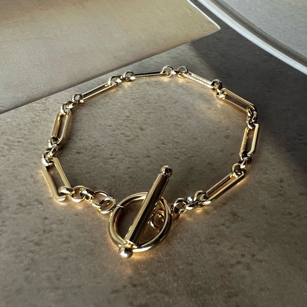 🎁 Gold-Plated Paperclip Toggle Bracelet